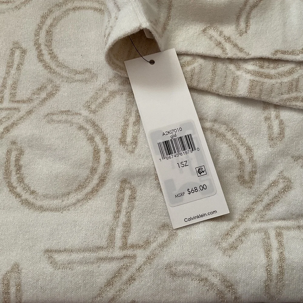 NWT CALVIN KLEIN LIGHT CREAM SNUD SCARF